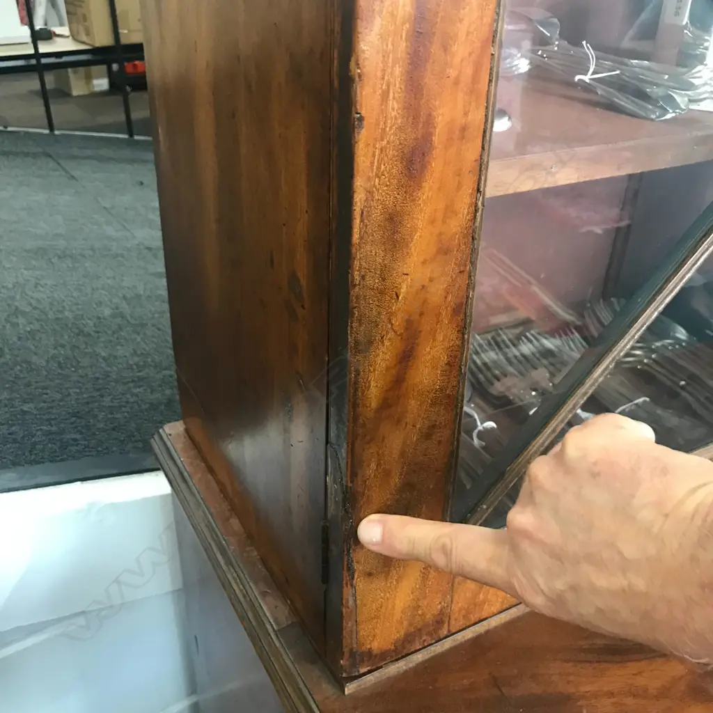 A Georgian mahogany bookcase cabinet Image 1++