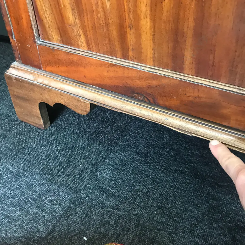 A Georgian mahogany bookcase cabinet Image 1++