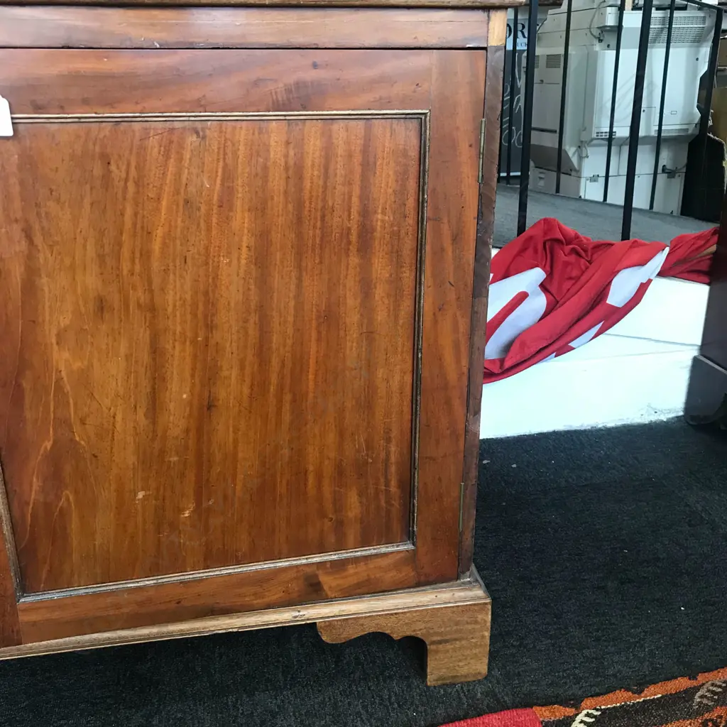 A Georgian mahogany bookcase cabinet Image 1++