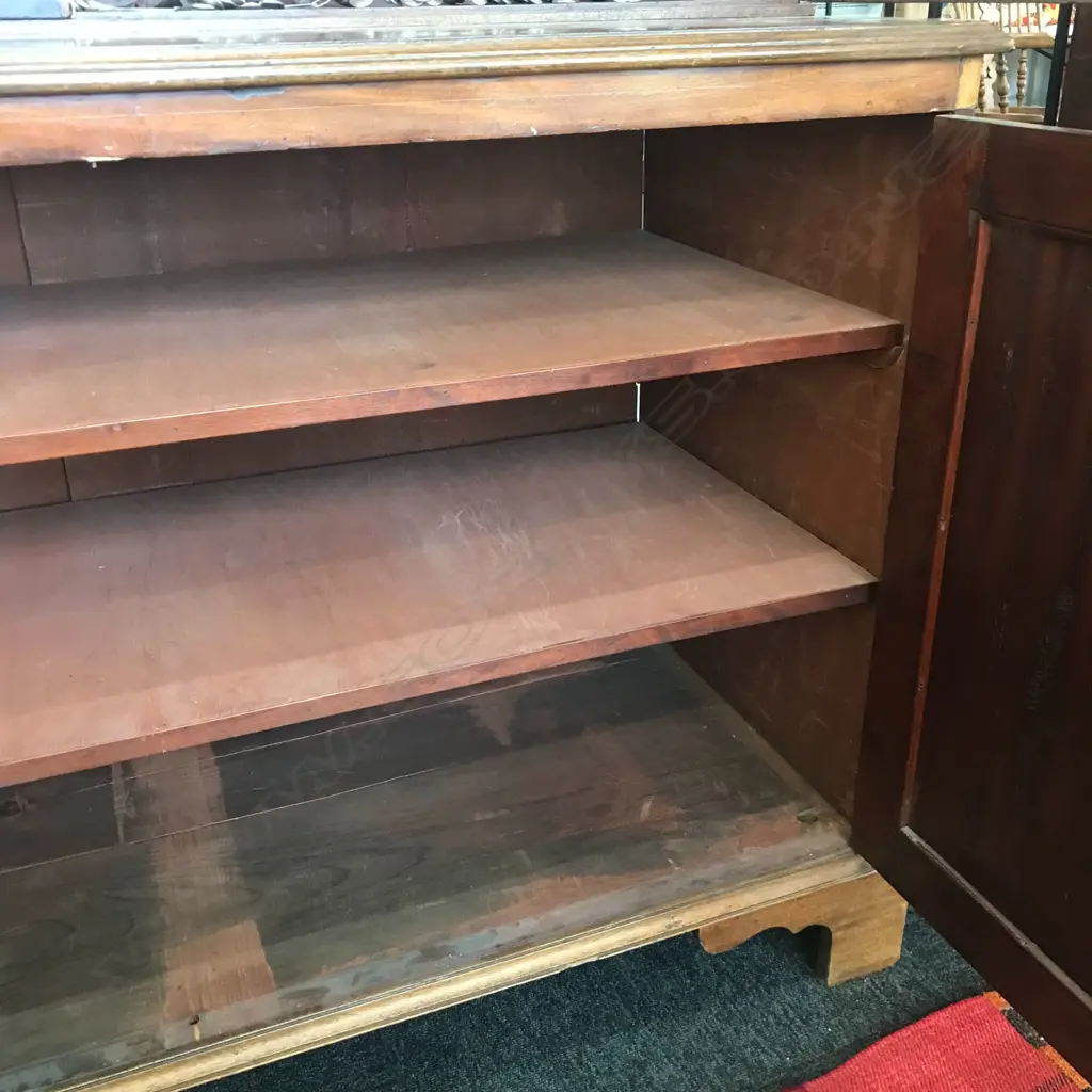 A Georgian mahogany bookcase cabinet Image 1++