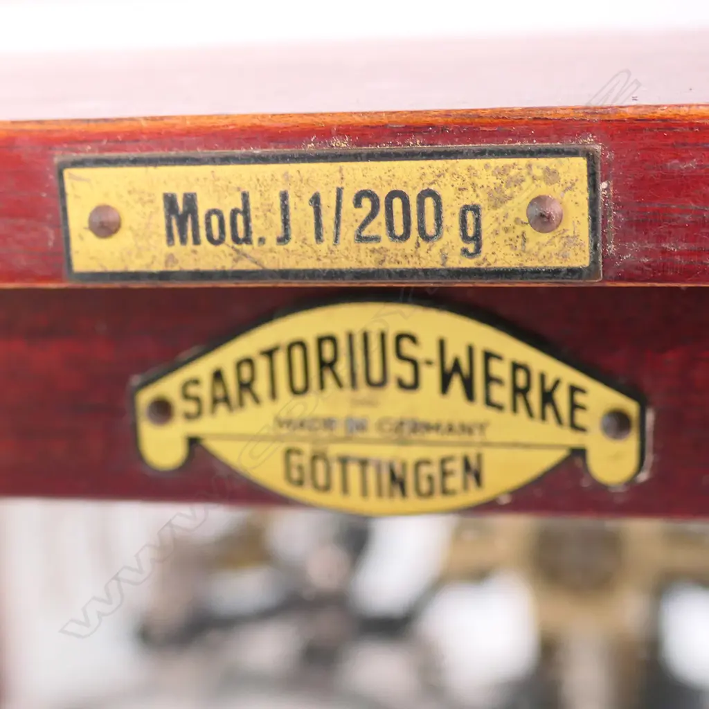 A set of analytical balance scales, by Sarturius - Werk, air damped and weight loaded. Image 1++