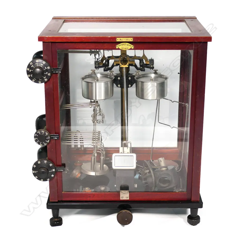 A set of analytical balance scales, by Sarturius - Werk, air damped and weight loaded. Image 1++