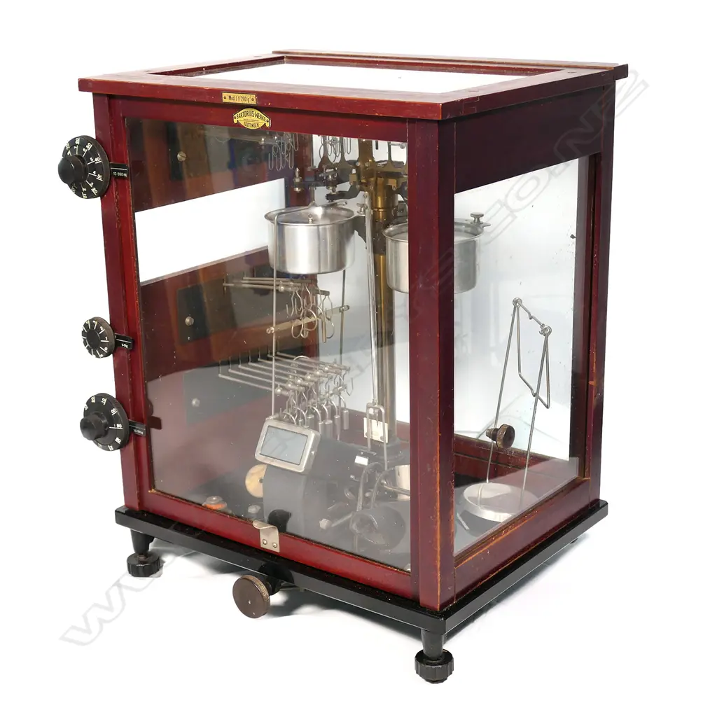 A set of analytical balance scales, by Sarturius - Werk, air damped and weight loaded. Image 1++