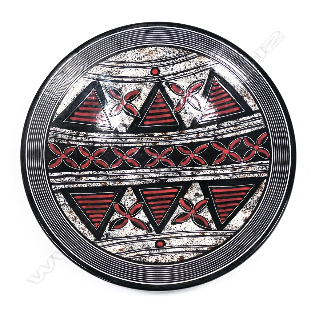 Jengis Poor ceramic large bowl, hand decorated in a tapa pattern, red, black and mottled tones. Signed and dated 2008. Dia.470mm. Image 1++