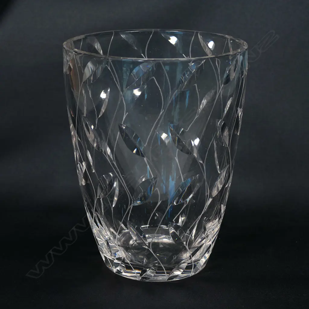 A Clyne Farquharson crystal vase designed for John Walsh c.1940 Image 1++