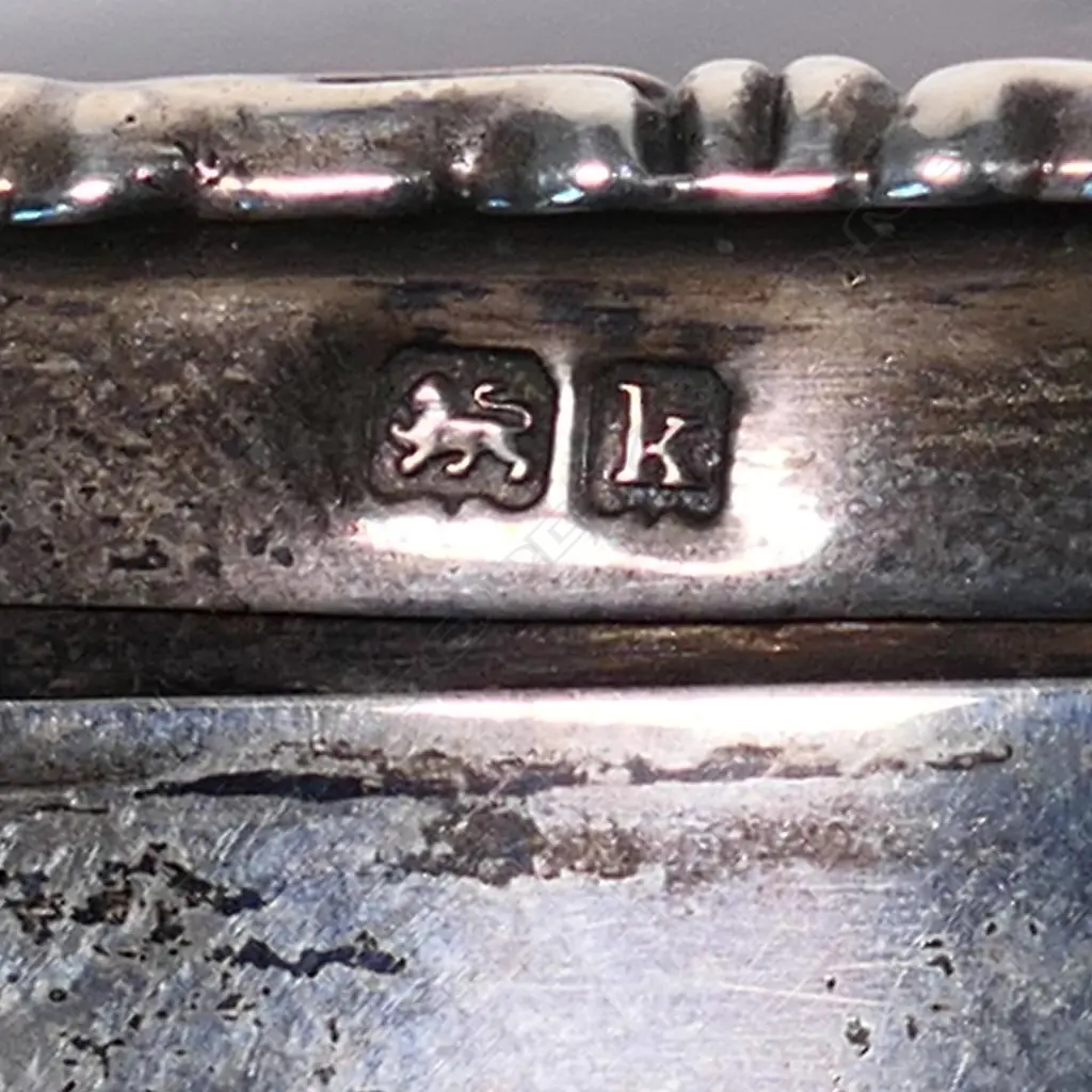 An Edwardian silver and tortoiseshell jewel box, in the French style, the top inlaid with silver pique work, raised on four scroll legs. Birmingham 1909. 100 x 85 x 40mm. Image 1++