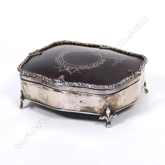 An Edwardian silver and tortoiseshell jewel box, in the French style, the top inlaid with silver pique work, raised on four scroll legs. Birmingham 1909. 100 x 85 x 40mm.