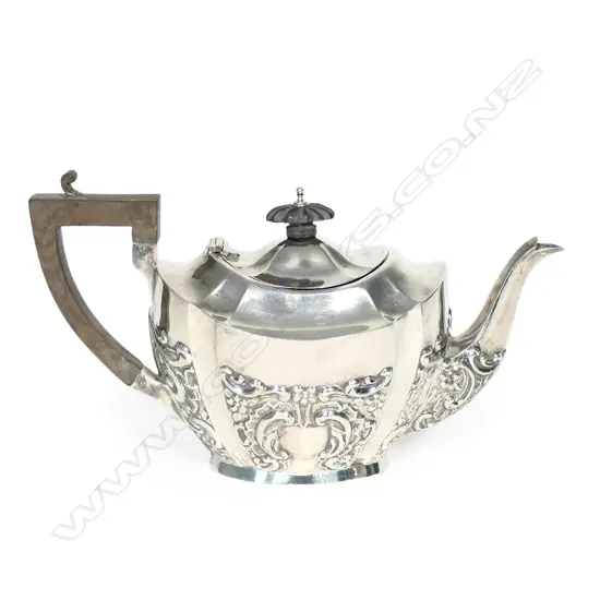 An Edwardian silver teapot, fluted oval shape with repousse decoration. Birmingham 1909 by Deakin & Francis. 300gm