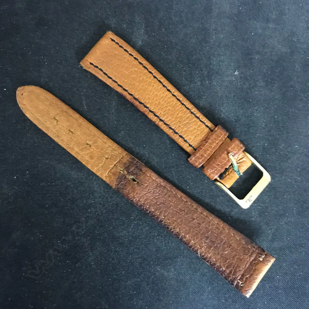An 18ct gold Jaeger-LeCoultre 'Reverso' Classique wristwatch Image 1++
