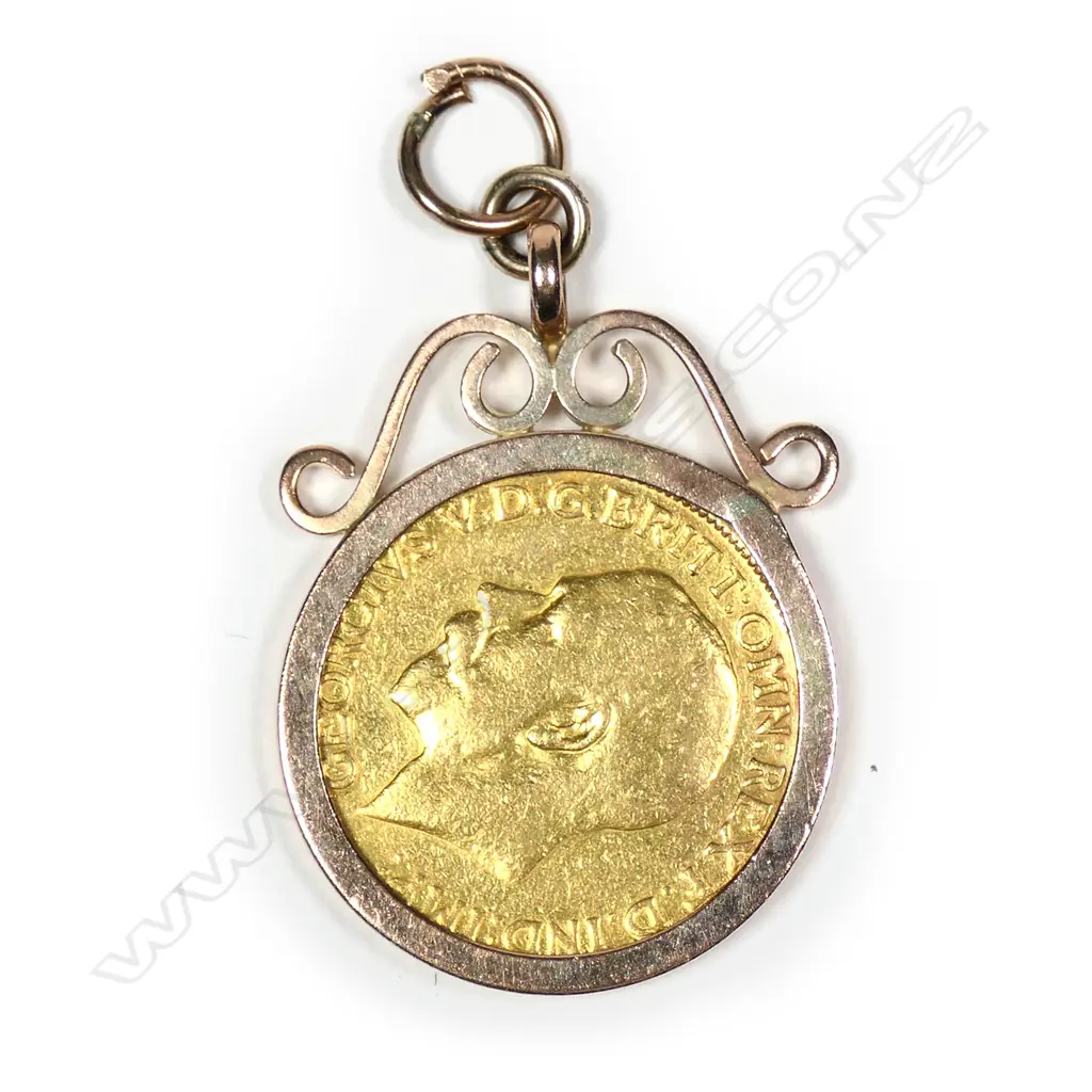 A gold 1925 full sovereign, in a 9ct gold pendant mount with gold suspension rings, 12gm. Image 1++