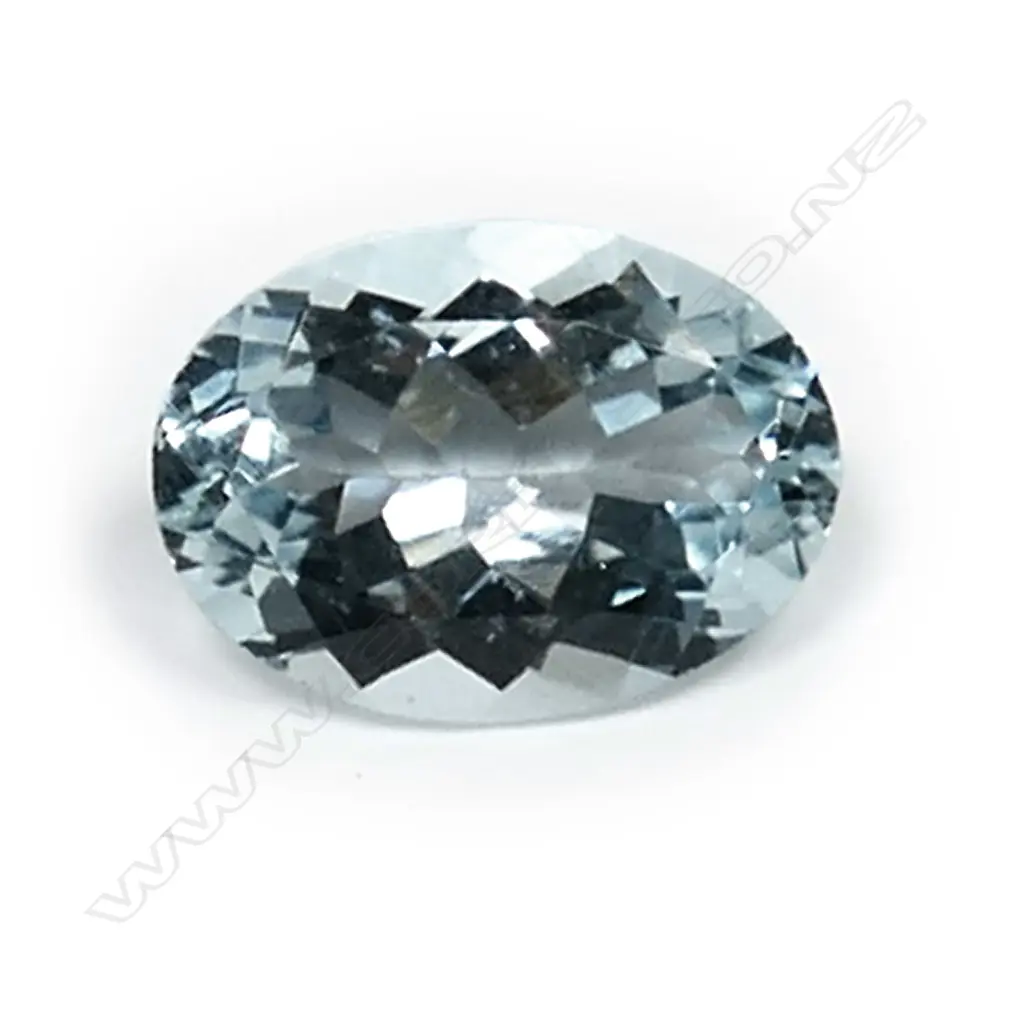 A 6.10ct loose aquamarine gemstone, oval facet cut. With AIG gem certificate. Image 1++