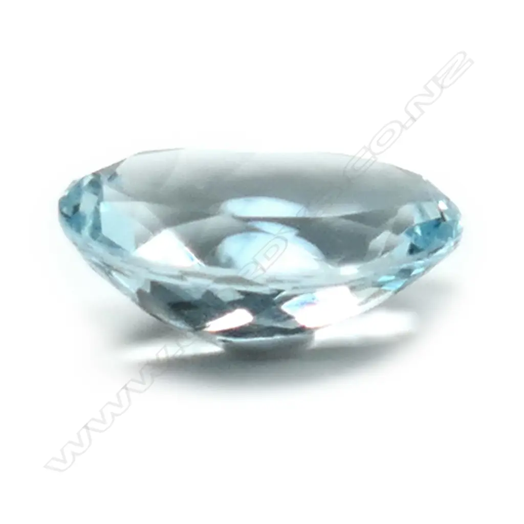 A 6.10ct loose aquamarine gemstone, oval facet cut. With AIG gem certificate. Image 1++