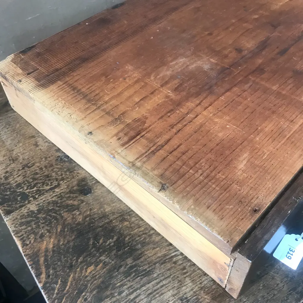 A Georgian oak side table Image 1++