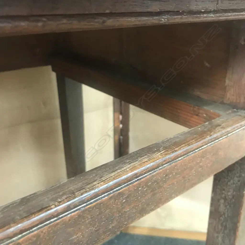 A Georgian oak side table Image 1++
