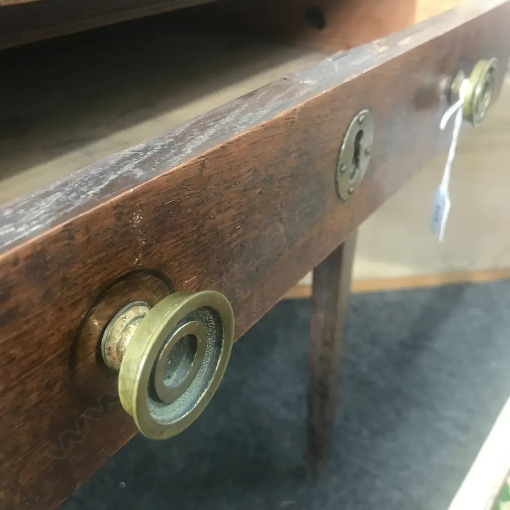 A Georgian oak side table Image 1++