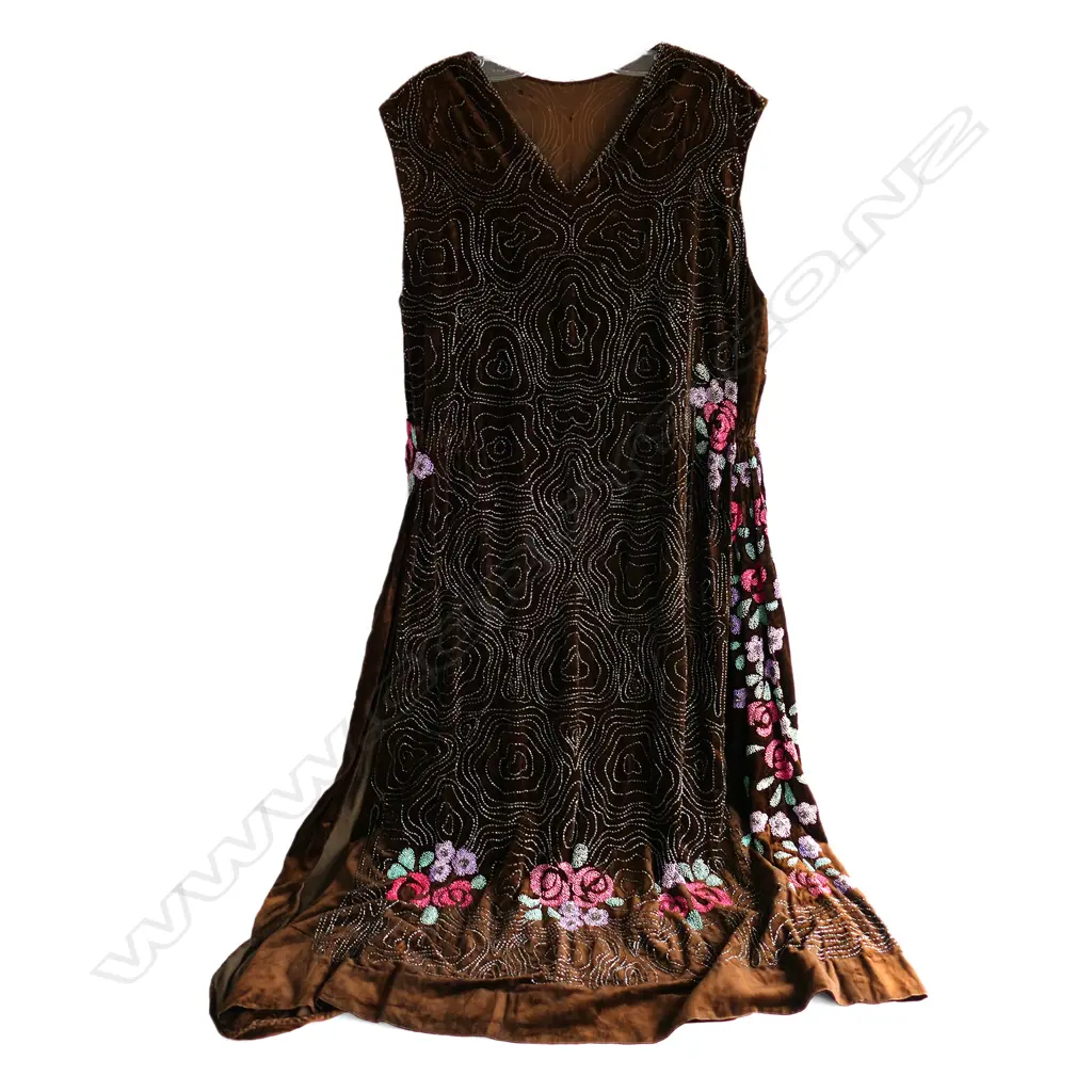 An Art Deco beaded velvet dress, Image 1++