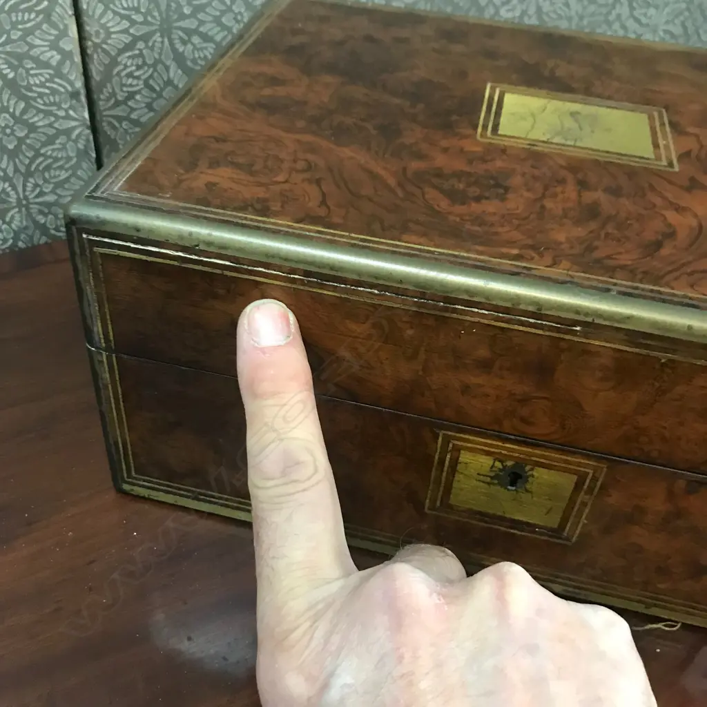 A Victorian walnut vanity/jewellery box, Image 1++
