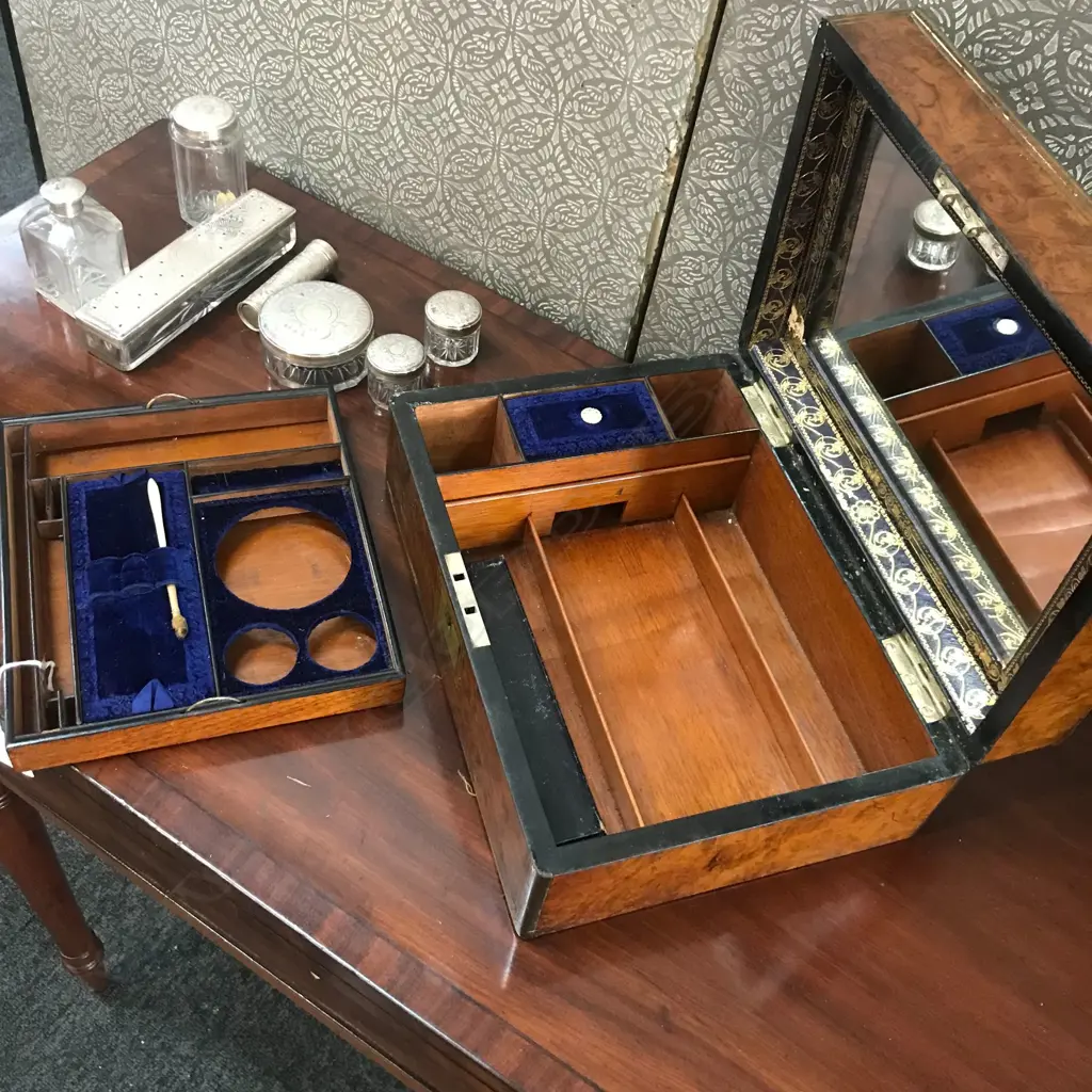 A Victorian walnut vanity/jewellery box, Image 1++