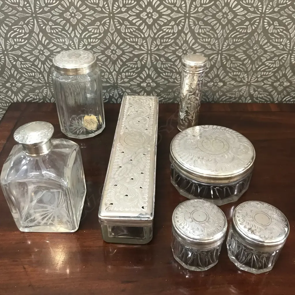 A Victorian walnut vanity/jewellery box, Image 1++