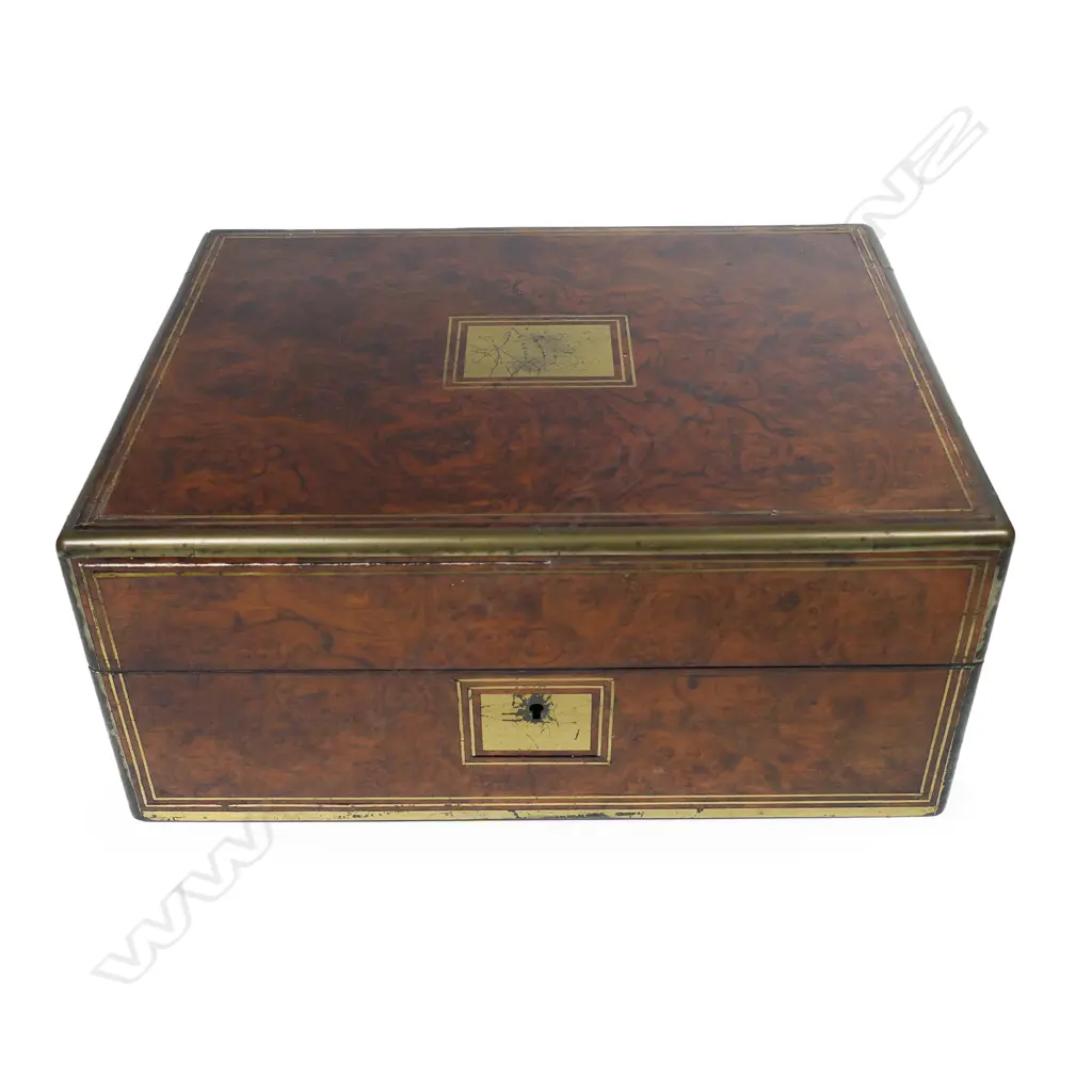 A Victorian walnut vanity/jewellery box, Image 1++