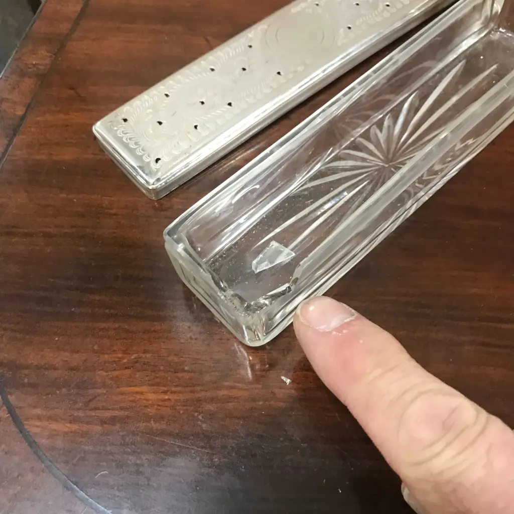 A Victorian walnut vanity/jewellery box, Image 1++