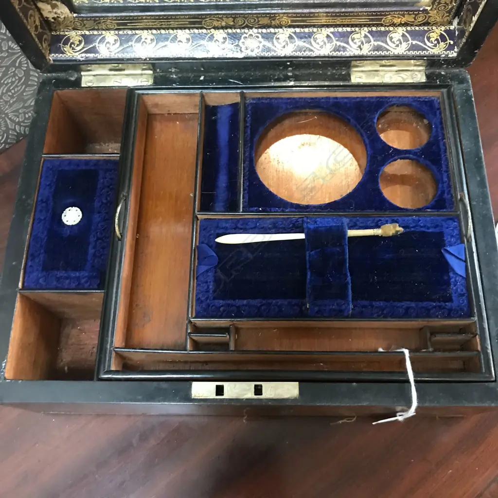 A Victorian walnut vanity/jewellery box, Image 1++