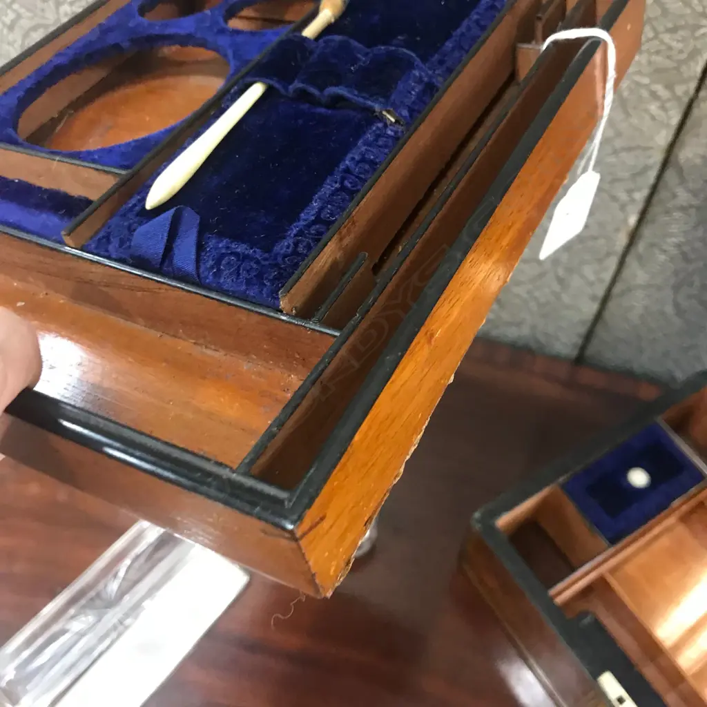 A Victorian walnut vanity/jewellery box, Image 1++