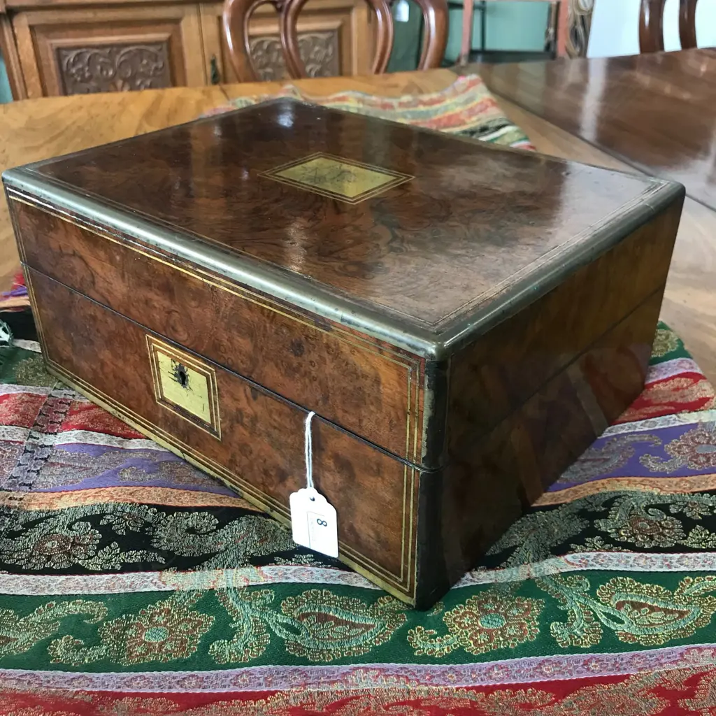 A Victorian walnut vanity/jewellery box, Image 1++