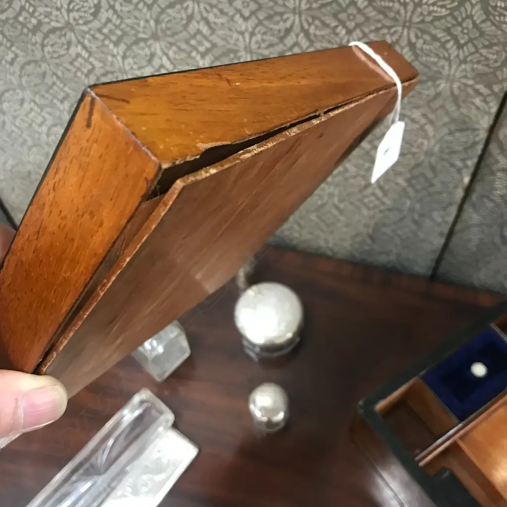 A Victorian walnut vanity/jewellery box, Image 1++