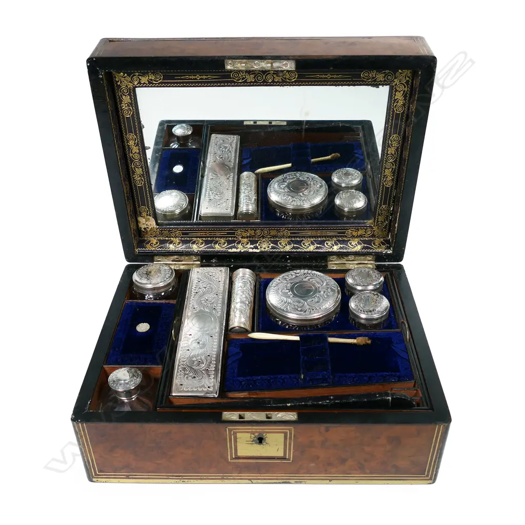 A Victorian walnut vanity/jewellery box, Image 1++