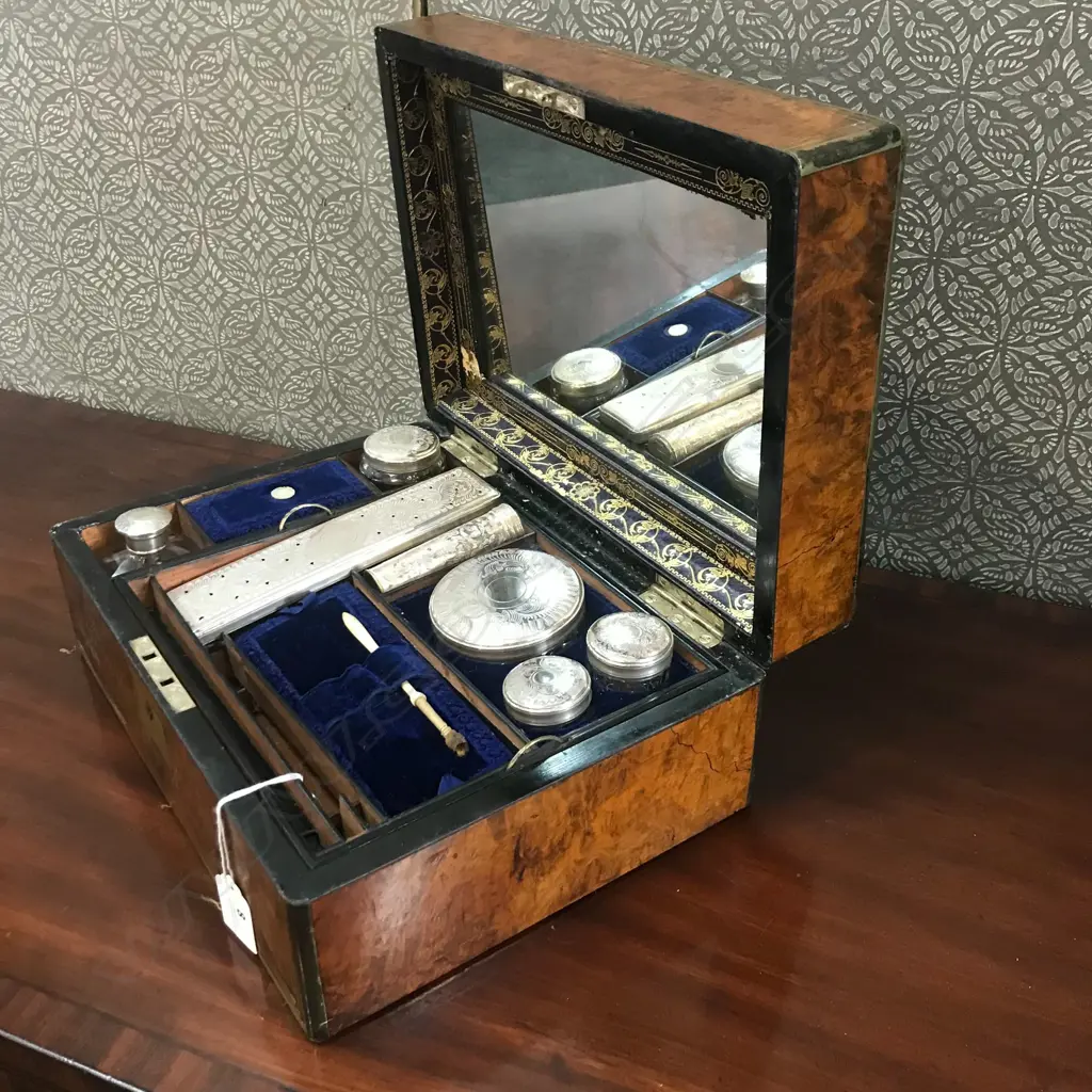 A Victorian walnut vanity/jewellery box, Image 1++