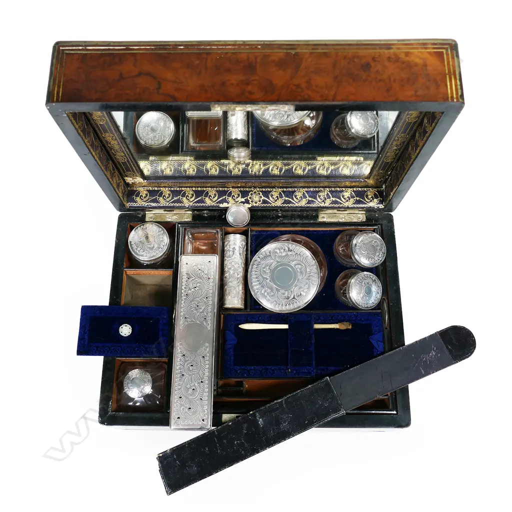 A Victorian walnut vanity/jewellery box, Image 1++