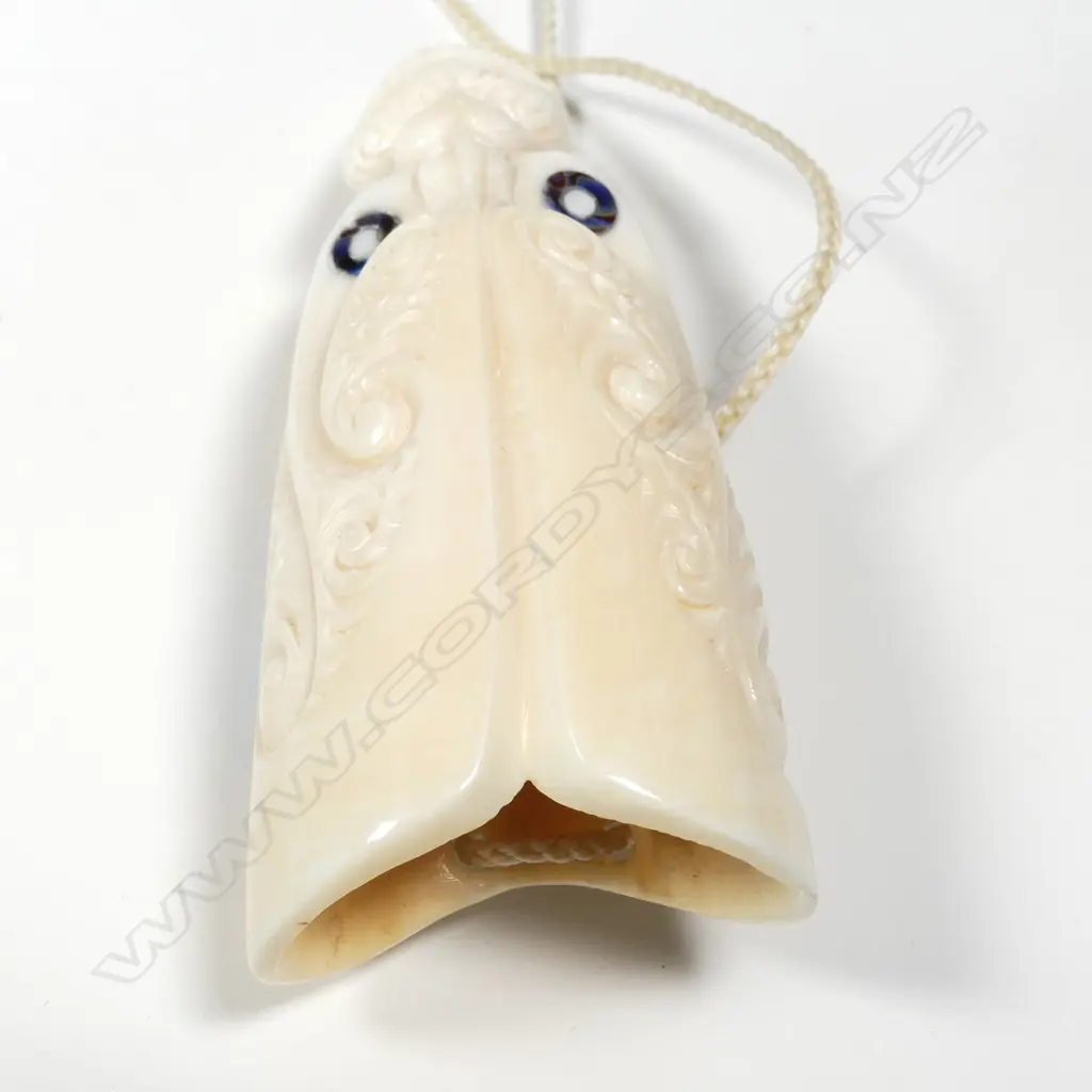 A late 20thC Māori carved whale's tooth rei puta pendant Image 1++