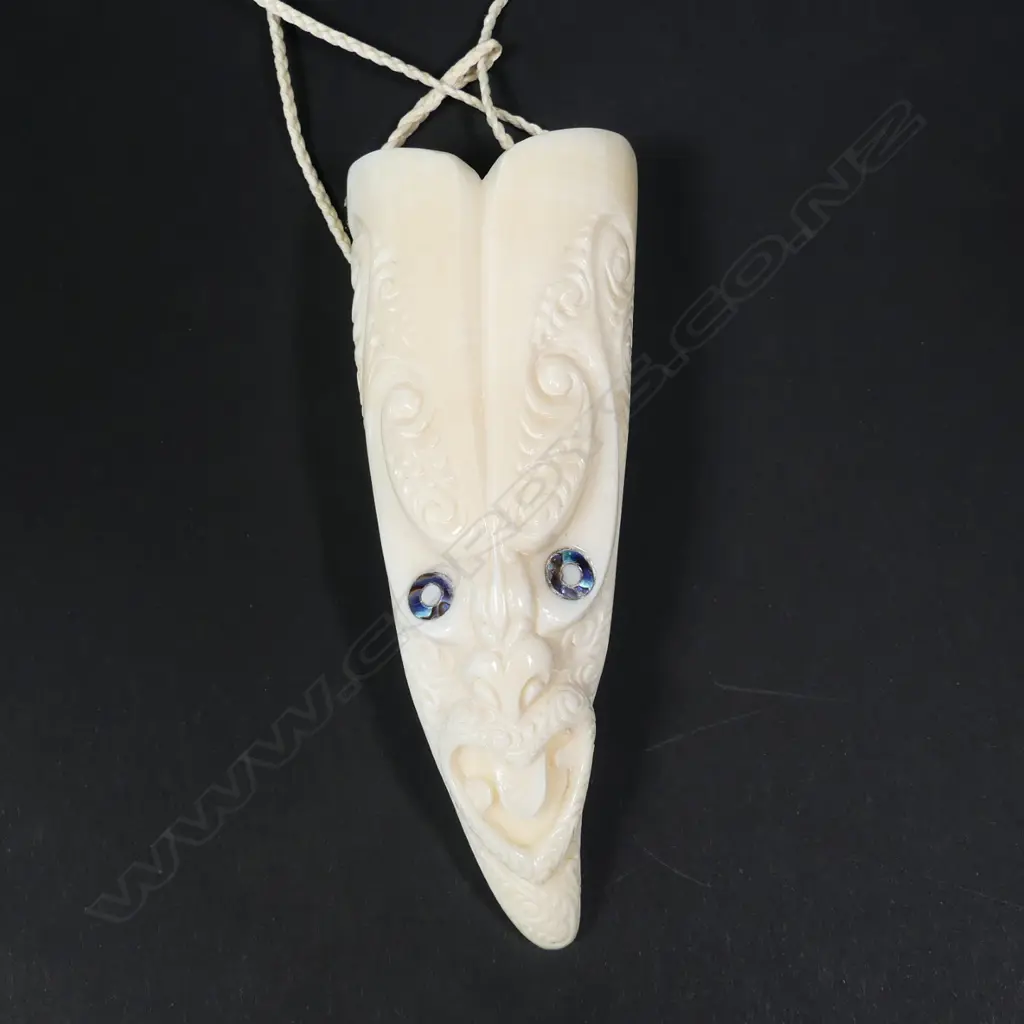 A late 20thC Māori carved whale's tooth rei puta pendant Image 1++