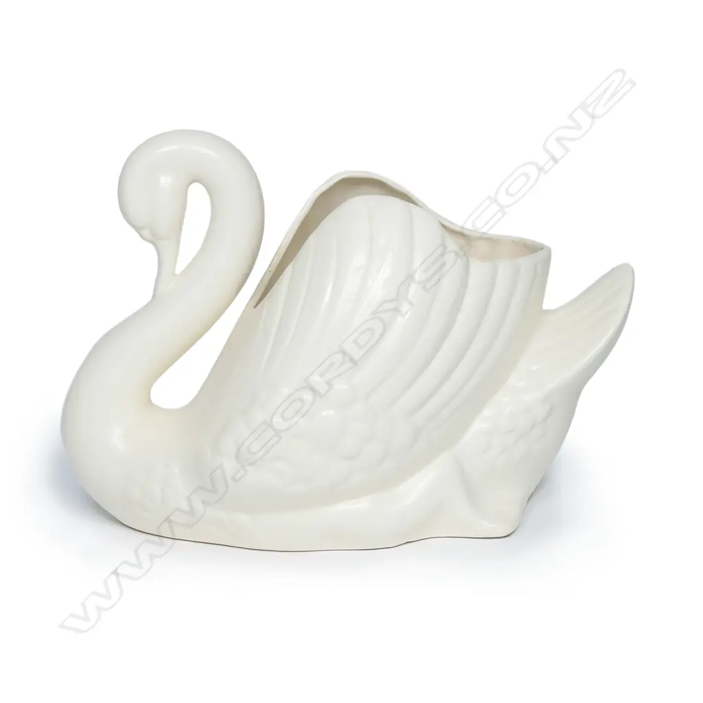 A large Crown Lynn swan Image 1++