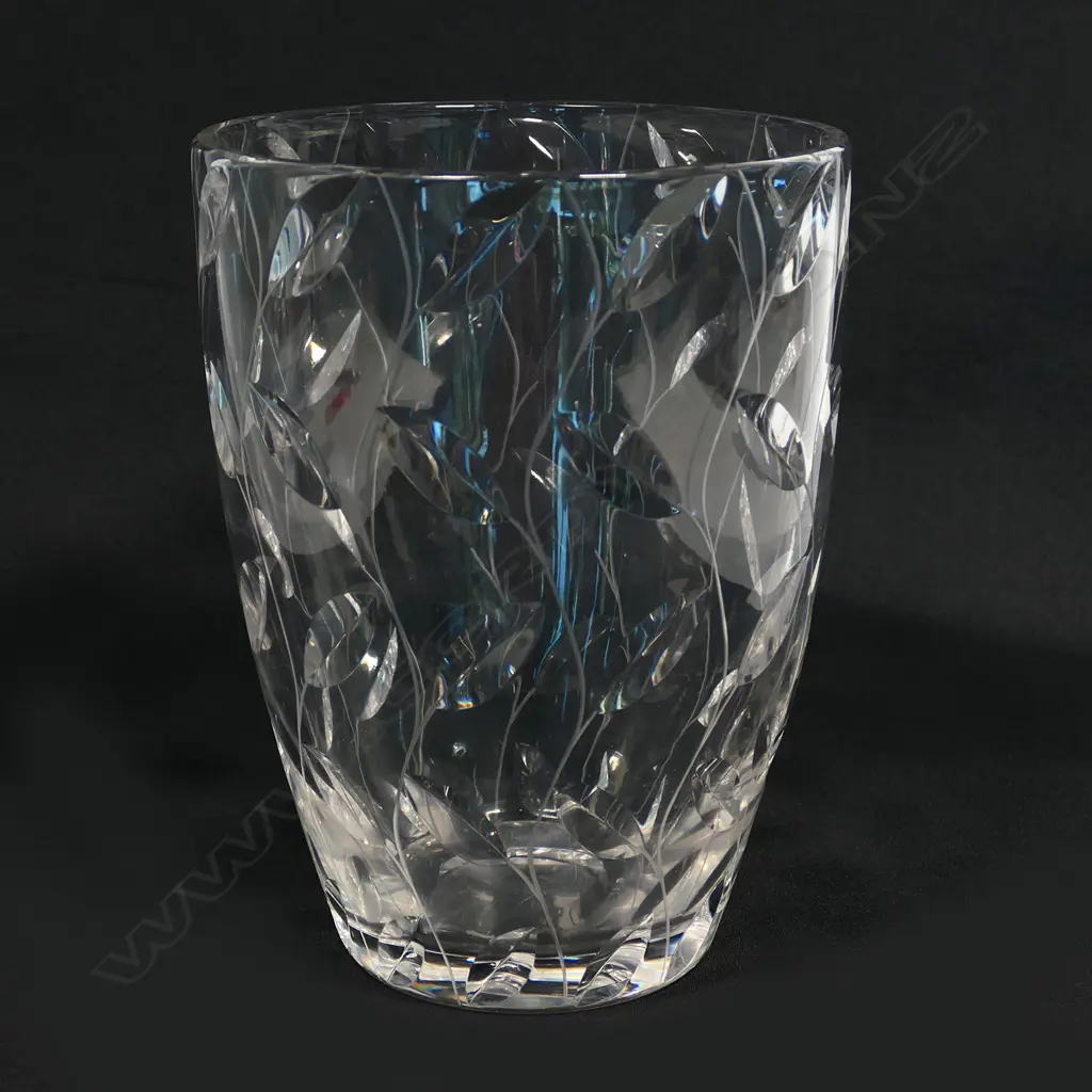 A Clyne Farquharson crystal vase, Image 1++