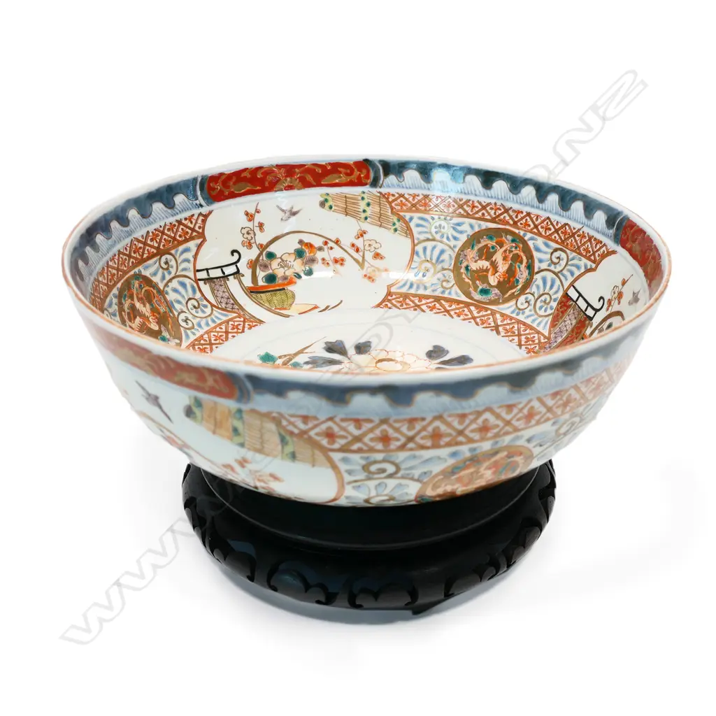 A Japanese Meiji period Imari footed bowl, Image 1++