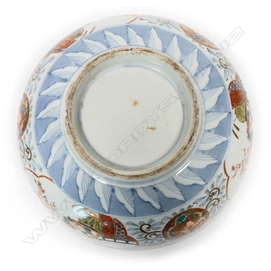 A Japanese Meiji period Imari footed bowl, Image 1++