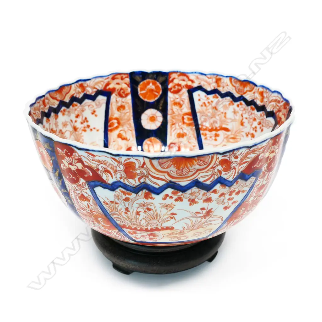 A Japanese Meiji period Imari bowl, Image 1++