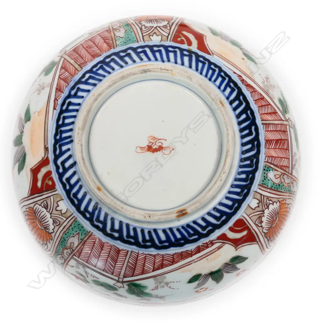 A Japanese Meiji period Imari footed bowl, Image 1++