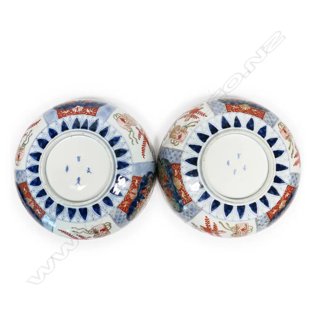 A pair of Japanese Meiji period Imari footed bowls, Image 1++