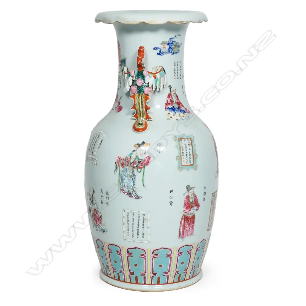 A Chinese porcelain famille rose vase Image 1++