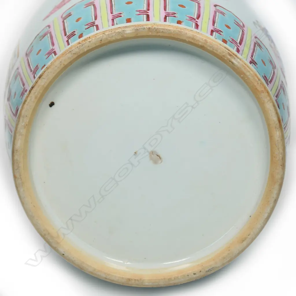 A Chinese porcelain famille rose vase Image 1++