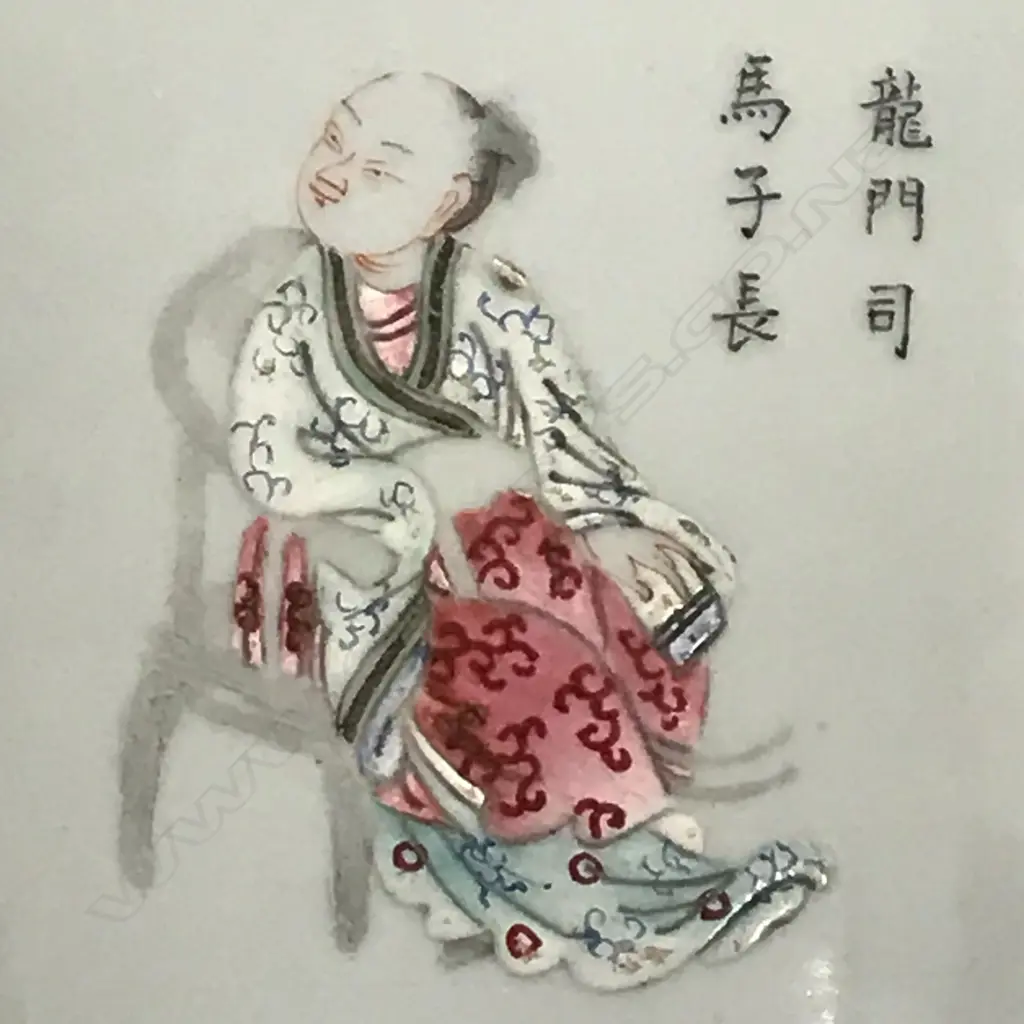 A Chinese porcelain famille rose vase Image 1++