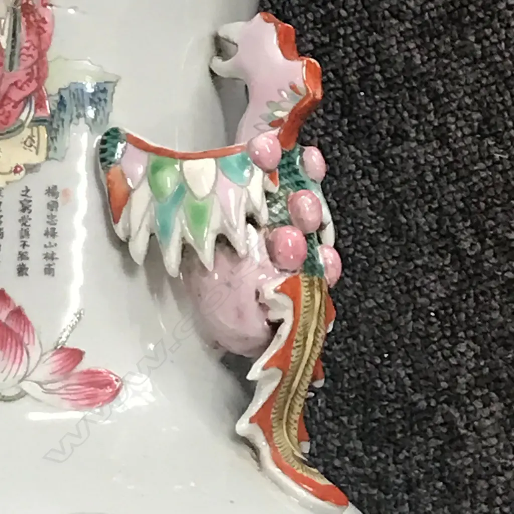 A Chinese porcelain famille rose vase Image 1++