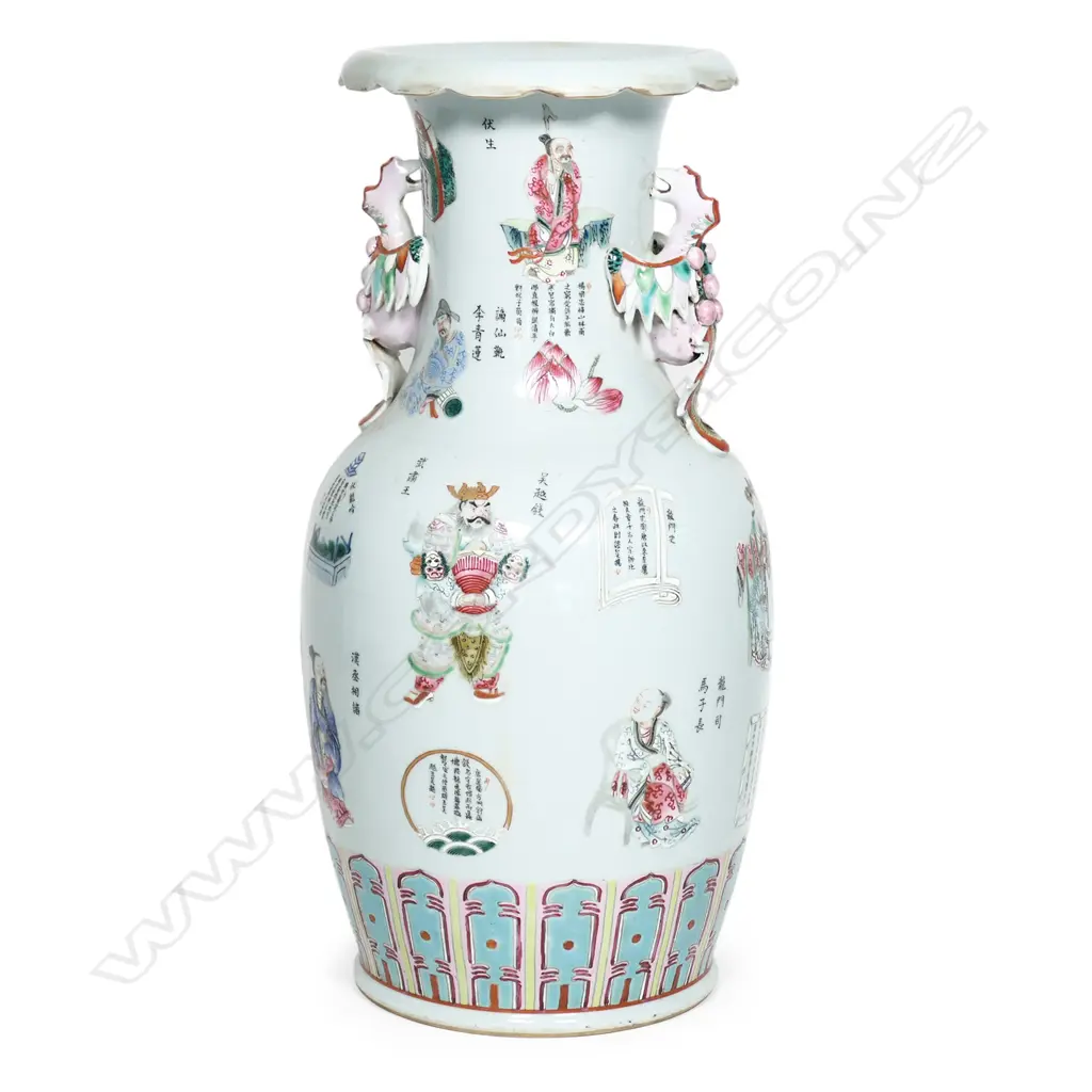 A Chinese porcelain famille rose vase Image 1++