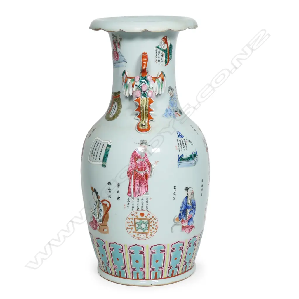 A Chinese porcelain famille rose vase Image 1++