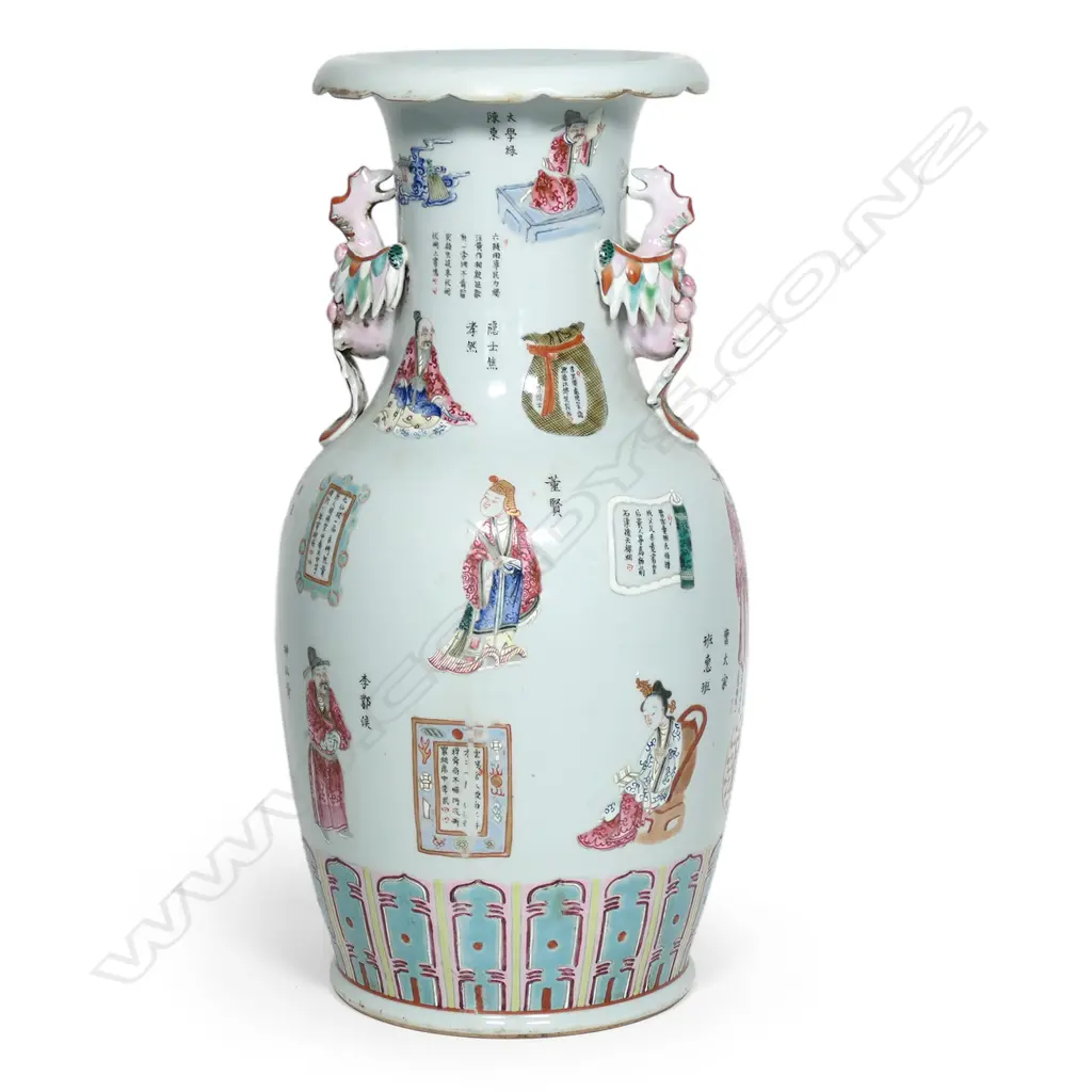 A Chinese porcelain famille rose vase Image 1++