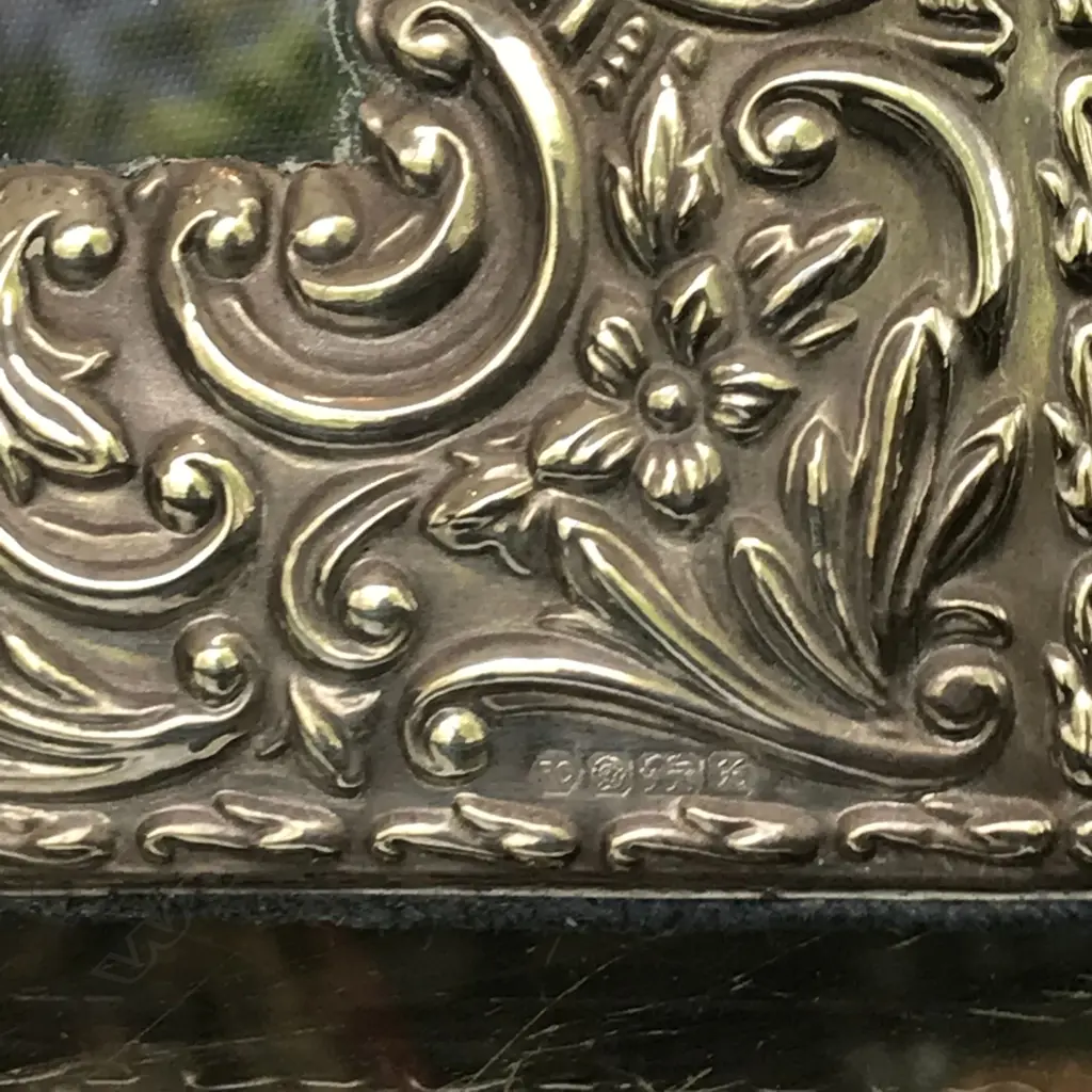 A pair of antique style silver photo frames Image 1++