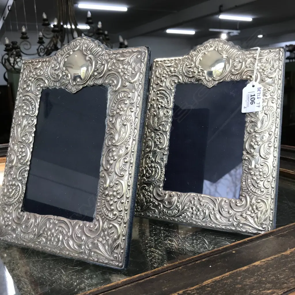 A pair of antique style silver photo frames Image 1++